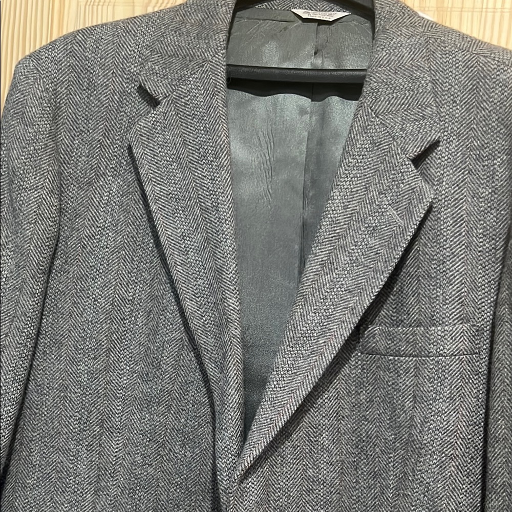 Gray Sport Coat with Notched Lapels and Wool Texture